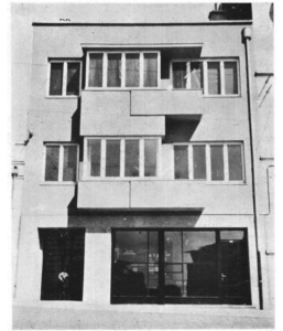 Resim 1. Kadıköy Avniye Hf. Kira evi’nde cephedeki çıkma ve yanında yer alan balkon düzenlemesi kira evleri cephelerinde sıkça görülen örnekler içinde değerlendirilebilir (Abidin ve Zeki Salah, 1934: 229).