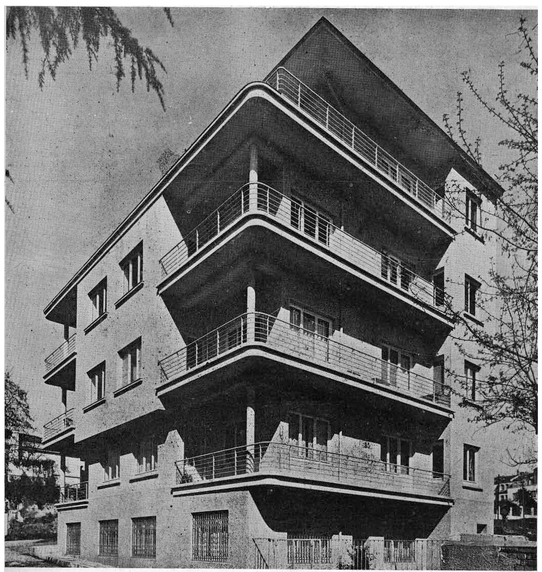 Resim 2. Kadıköy’de bir kira evi. Kira Evleri’nin cephelerini “L” biçiminde saran balkonlar cephelerdeki yatay etkiyi kuvvetlendirmektedir (Sayar, 1940: 241).