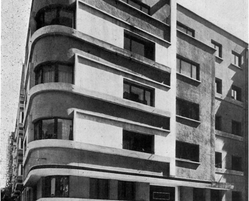 Resim 3. Seyfi Arkan’ın Taksim’de inşa ettiği kira evinde cephedeki yatay bölümlenme ve köşedeki yuvarlak dönüşler kübik apartman mimarisinin örnekleri içinde değerlendirilebilir (Arkan, 1939: 102).