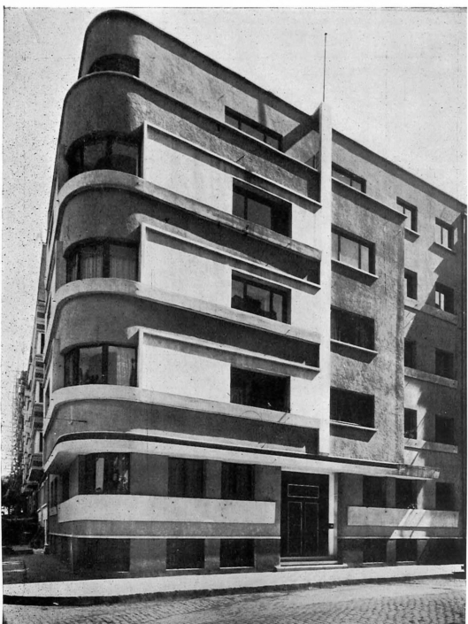 Resim 3. Seyfi Arkan’ın Taksim’de inşa ettiği kira evinde cephedeki yatay bölümlenme ve köşedeki yuvarlak dönüşler kübik apartman mimarisinin örnekleri içinde değerlendirilebilir (Arkan, 1939: 102).