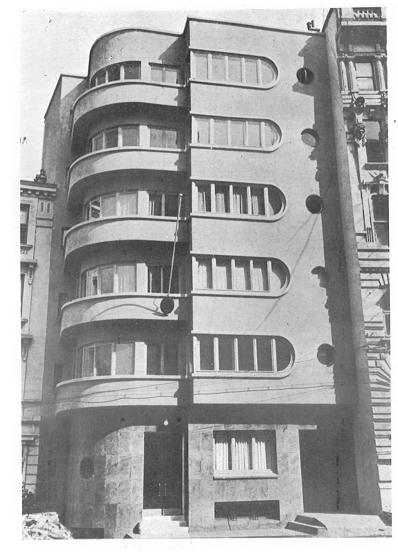 Resim 6. Adil Denktaş, Ayazpaşa’daki kira evi inşaatı sırasında mal sahibinin binanın en ufak detayına kadar mimarın fikrini almadan hareket etmediğini dile getirir (Denktaş, 1936:133).