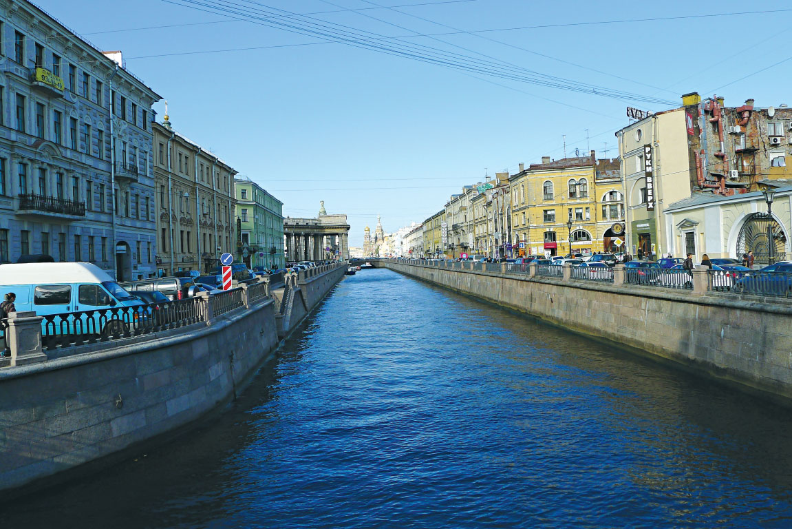 Resim 1-2. Gribayadova Kanalı ve Gribayadova Kanalında Bankovski Köprüsü’nün Grifonları.