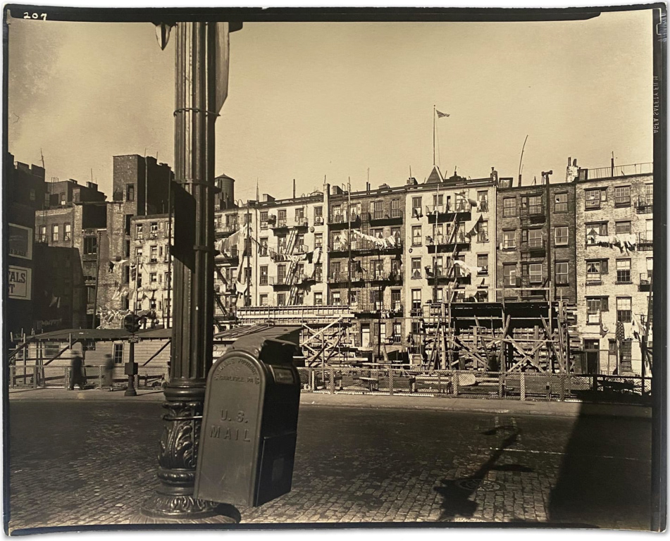 Resim 6. 1901 yılındaki yasadan önceki “tenement”lardan fotoğraflar. (The New York Public Library Digital Collections).