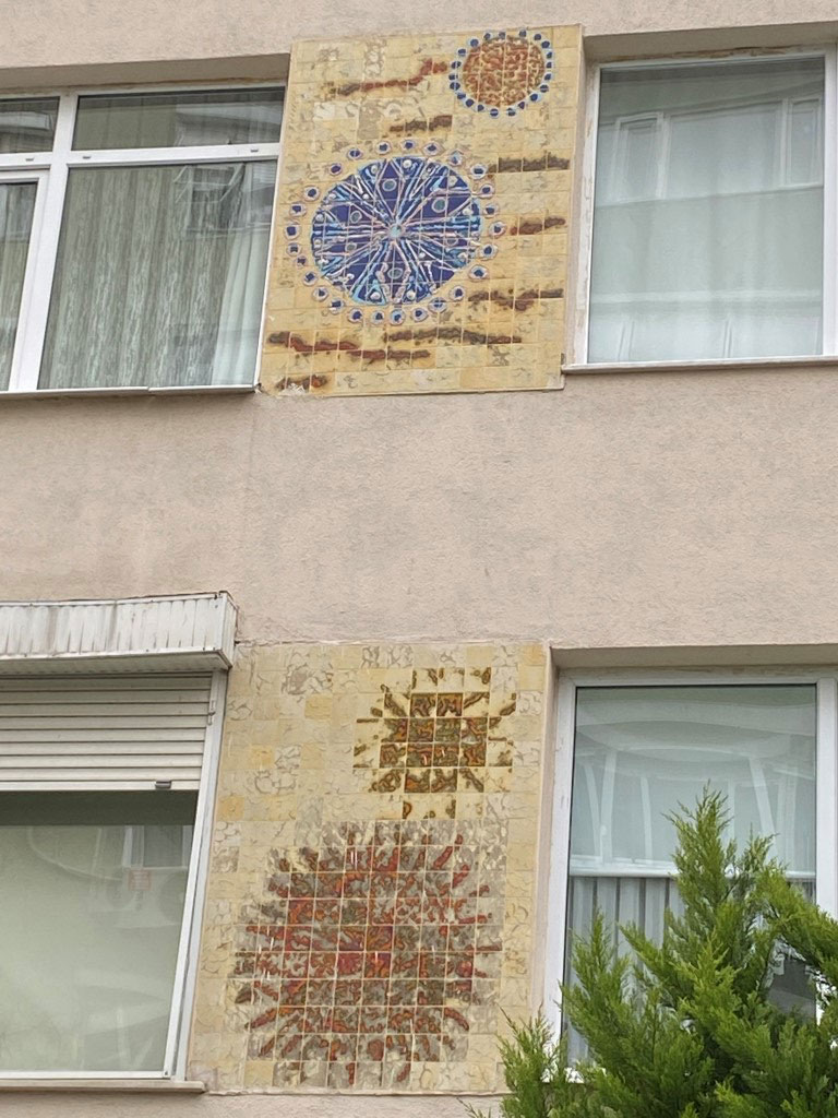 Resim 14. İstanbul, Kadıköy, Feneryolu, Yazıcıbaşı Sok., Güzey Apt., No: 22, (İmzasız)  (Ü.K. arşivi).