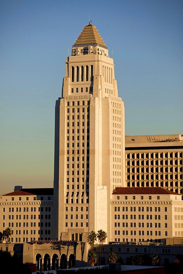 Resim 4a.  Los Angeles Kent Binası dış mekan görselleri. 4b. Los Angeles Kent Binası iç mekan görselleri.