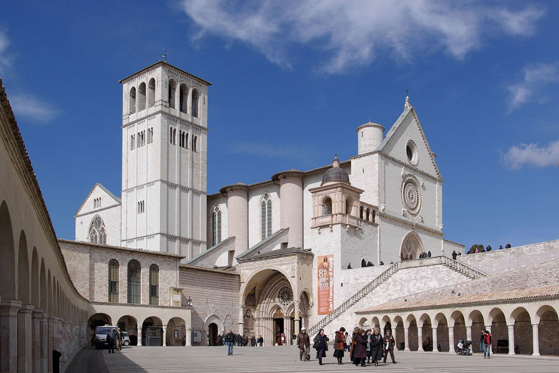 Resim 6a. Saint Francis Bazilikası dış mekan görselleri. 6b.Saint Francis Bazilikası iç mekan görselleri.