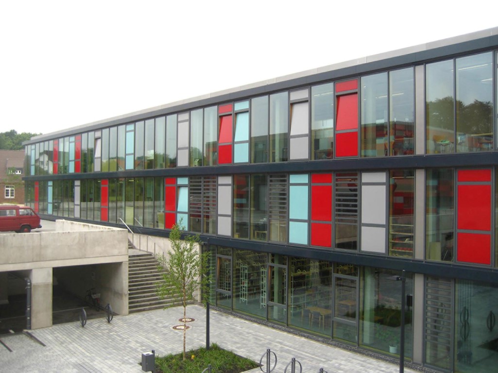 Resim 3: Almanya – Detmold’de bulunan mimarlık okulu yapısının açılabilir opak pencereleri.