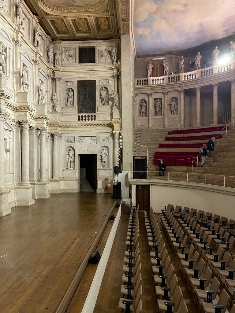 Resim 4 a,b. Merdiven seyreder, seyredilir: Vicenza Olimpik Tiyatrosu, 1580-1585, Palladio (Foto: Yücel Sivri).