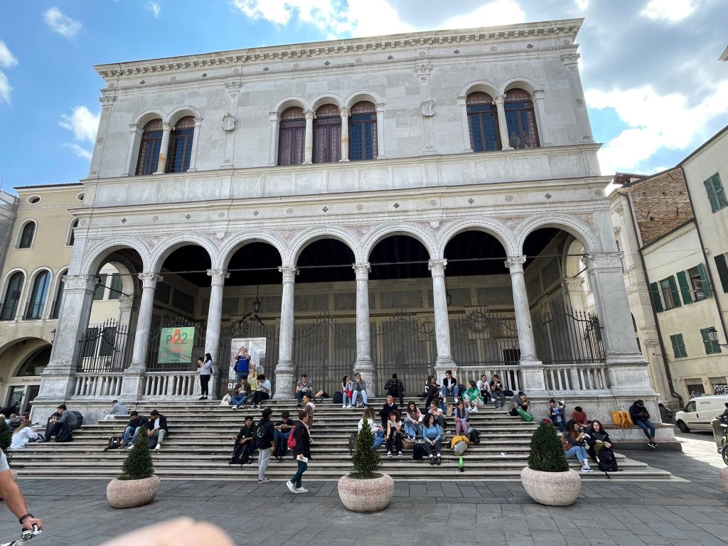 Resim 5. Seyredeni seyretmek karnavallardan, törenlerden kalma bir gelenektir, Padova (Foto: Yücel Sivri).