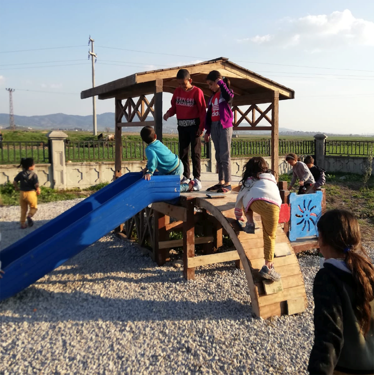 Fotoğraflar: Sümer Ortaokulu Bahçesinde Birimler Kurulduktan Sonra | Herkes İçin Mimarlık Derneği