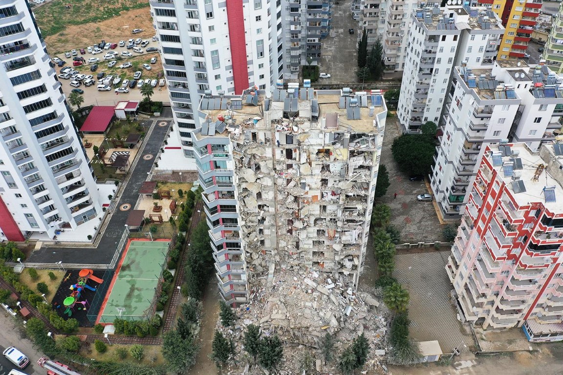 Resim 1. 6 Şubat depremlerinde Adana’da yıkılan bir binanın havadan görüntüsü (4) ©Oğuz Yeter / AA.