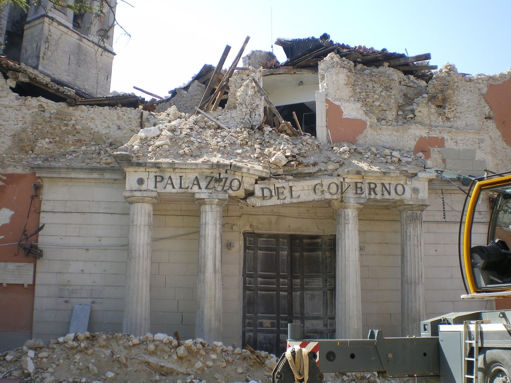 Resim 2. 2009 L’Aquila depreminde hasar gören Hükümet Konağı (7).