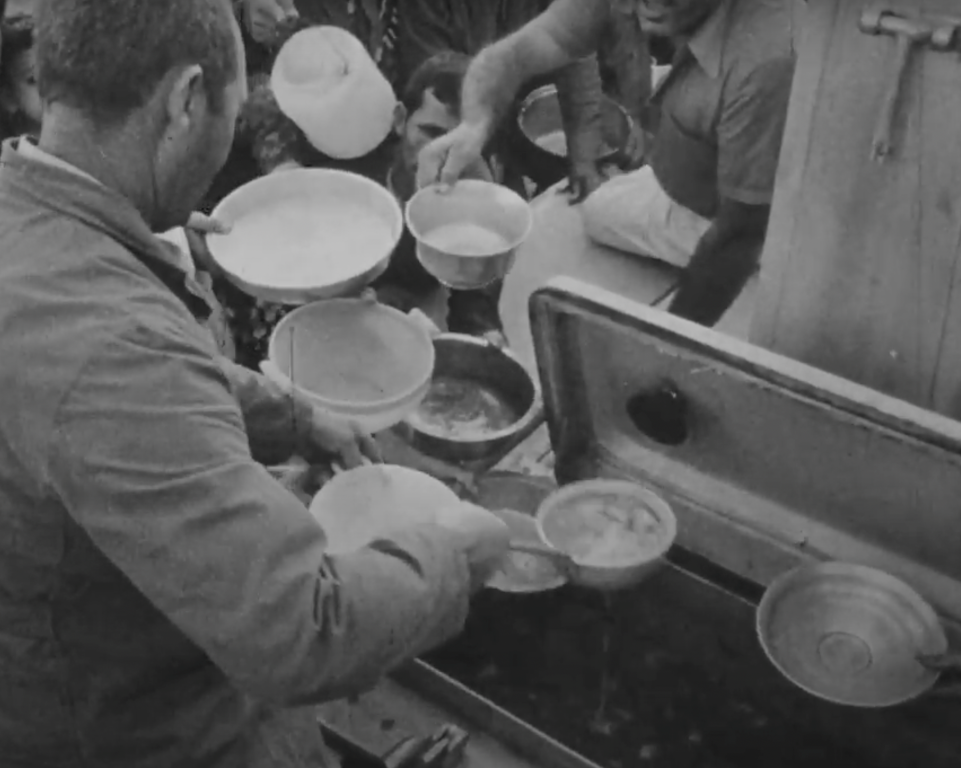 Resim 1. Lice depremi yemek dağıtımı, 1975.Image 1. Lice earthquake food distribution, 1975.