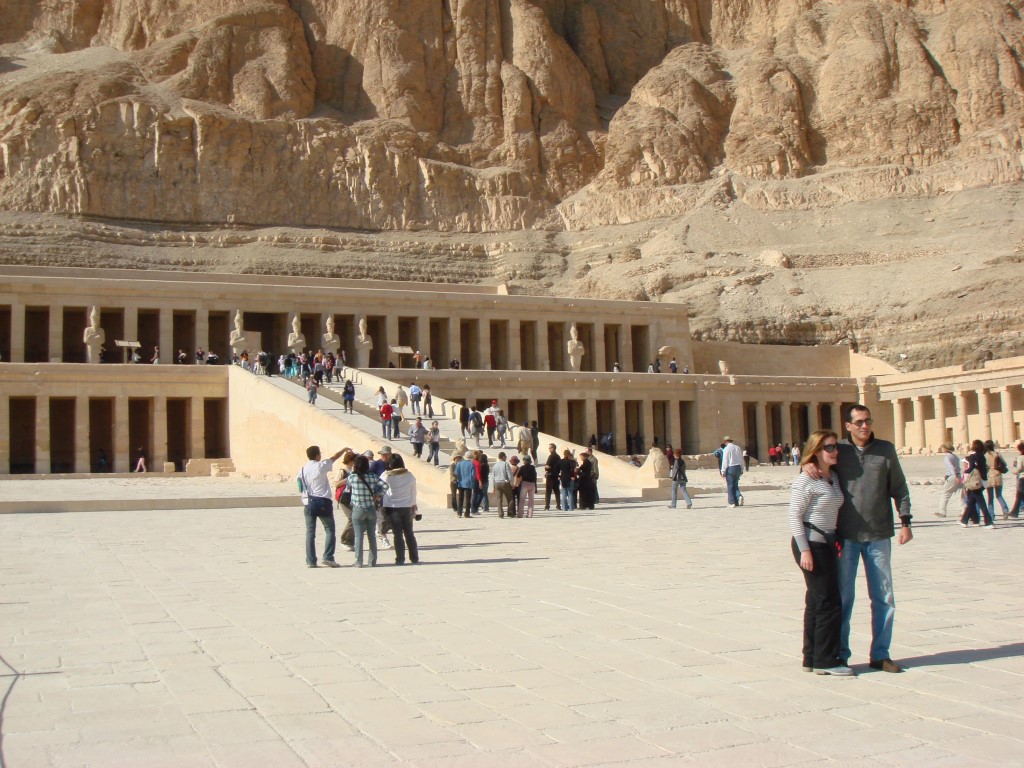 Resim 10. Hatshepsut Ölüm Tapınağı, Krallar Vadisi-Luxor'un karşı kıyısı, Mısır, İ.Ö 15.yy (Fotoğraf: Gür, 2008).