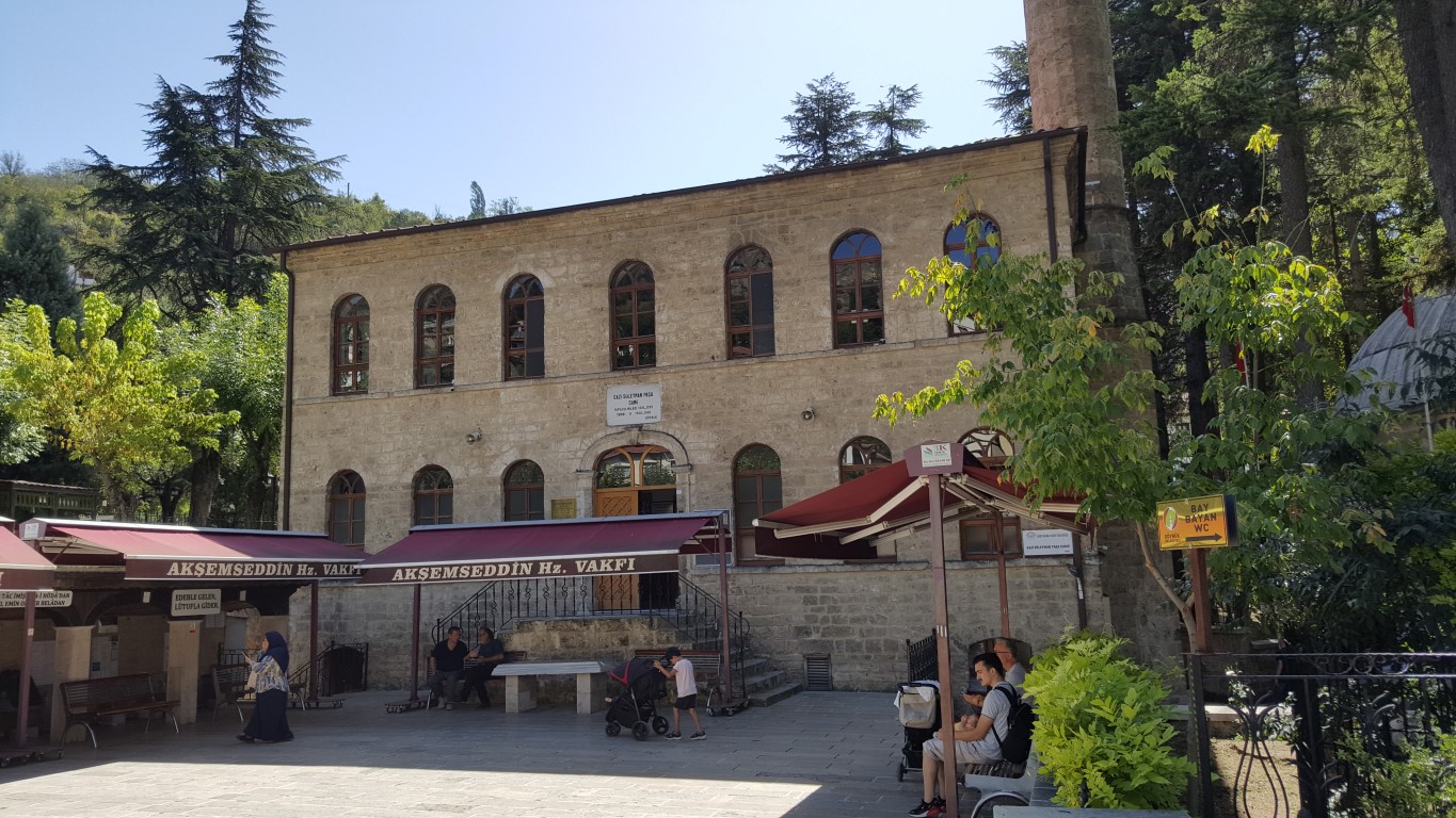 Resim 17. Dini yapılarda çift yönlü merdiven çözümü-Akşemseddin Camii, Göynük (Fotoğraf: Gür, 2022).