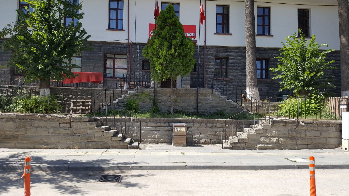 Resim 18. Karadeniz Bölgesinde resmi yapılarda resmi yapılarda çift yönlü merdiven çözümü-Göynük (Fotoğraf: Gür, 2022).