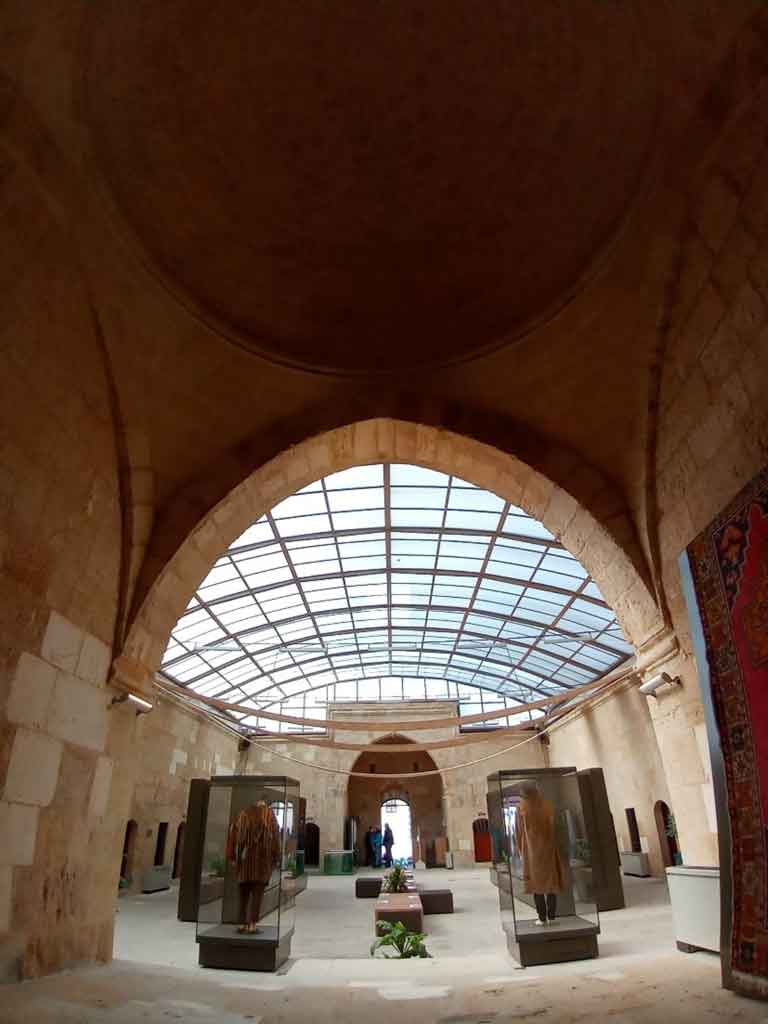 Resim 4. Ana Eyvandan giriş kapısına bakış.Image 4. View from the main Iwan to the entrance gate.