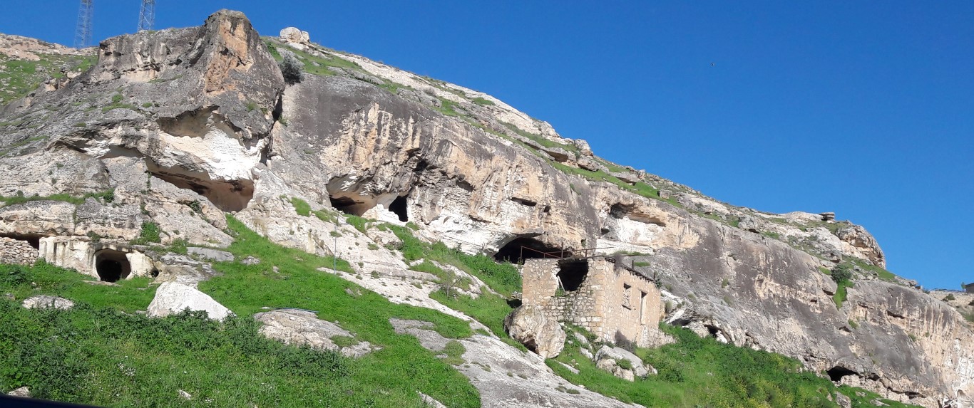 Resim 8. Hısn Keyfa (Hasankeyf)'in 12.000 yılından beri bilinen mağaralarına çıkan temizlenmiş kiltaşı basamaklar (Fotoğraf: Gür, 2018).