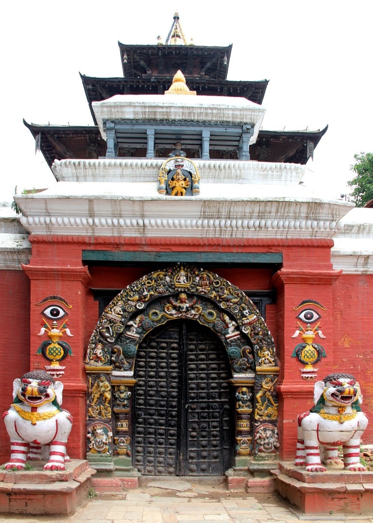 Resim 18. Tapınak giriş cephesinde sıva ve boya üzeri işlemeler.