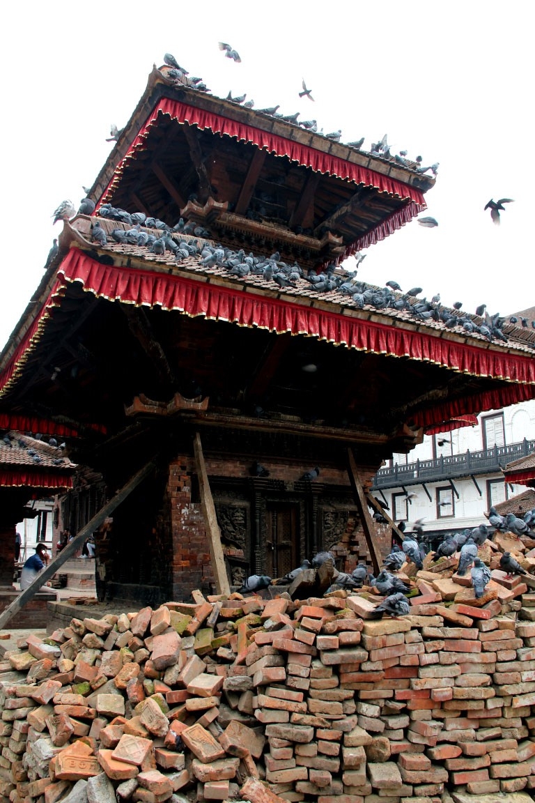 Resim 4. 2015 depremi sonrası restorasyon çalışmaları için, yıkılmış yapılardan toplanıp istiflenen geleneksel tuğlalar - Katmandu, Dubar Meydanı.