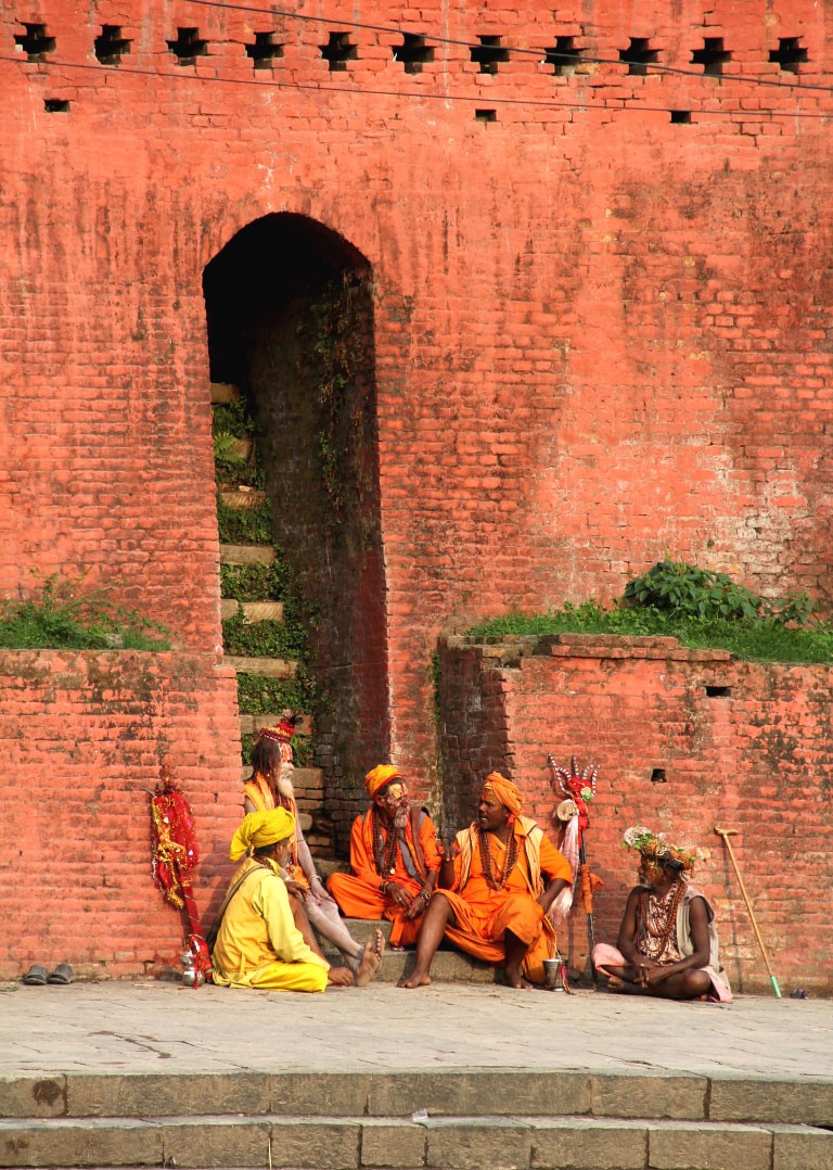 Resim 6. Tuğla duvar dokusu ve halkın renkli kültürü, Katmandu.