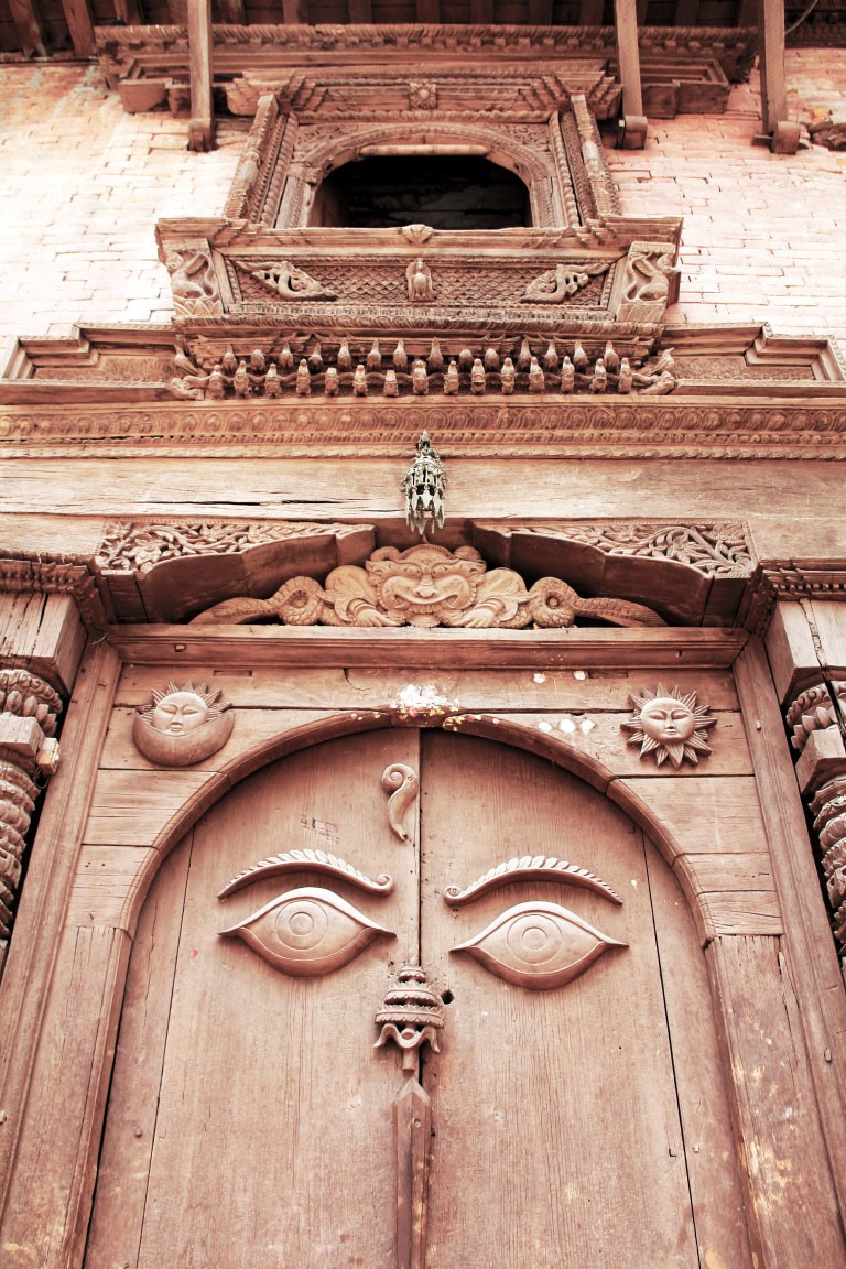 Resim 9. Ahşap tapınak kapısı üzerinde Brahma’nın gözleri.