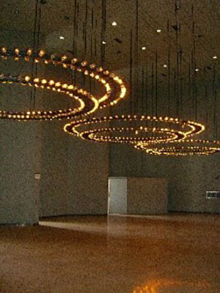 Resim 14, 15. 1969, 1977 Salon yan fuaye aydınlatma elemanları (URL-4) (Tabanlıoğlu Arşivi, URL-8).Image 14, 15. 1969, 1977 Hall side foyer lighting elements (URL-4) (Tabanlıoğlu Archive, URL-8).