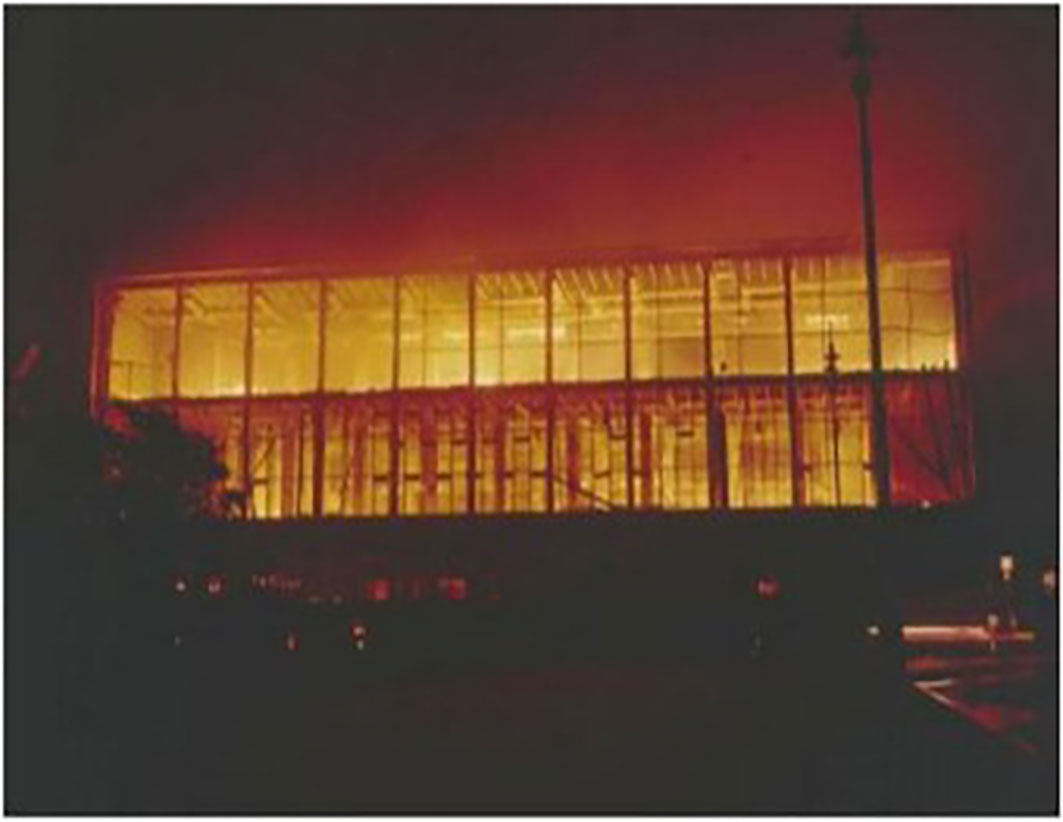 Resim 4. İstanbul Kültür Sarayı yangını, 27 Kasım 1970 (Tabanlıoğlu, 1979: s.16).Image 4. Istanbul Culture Palace fire, 27 November 1970 (Tabanlıoğlu, 1979: p.16).