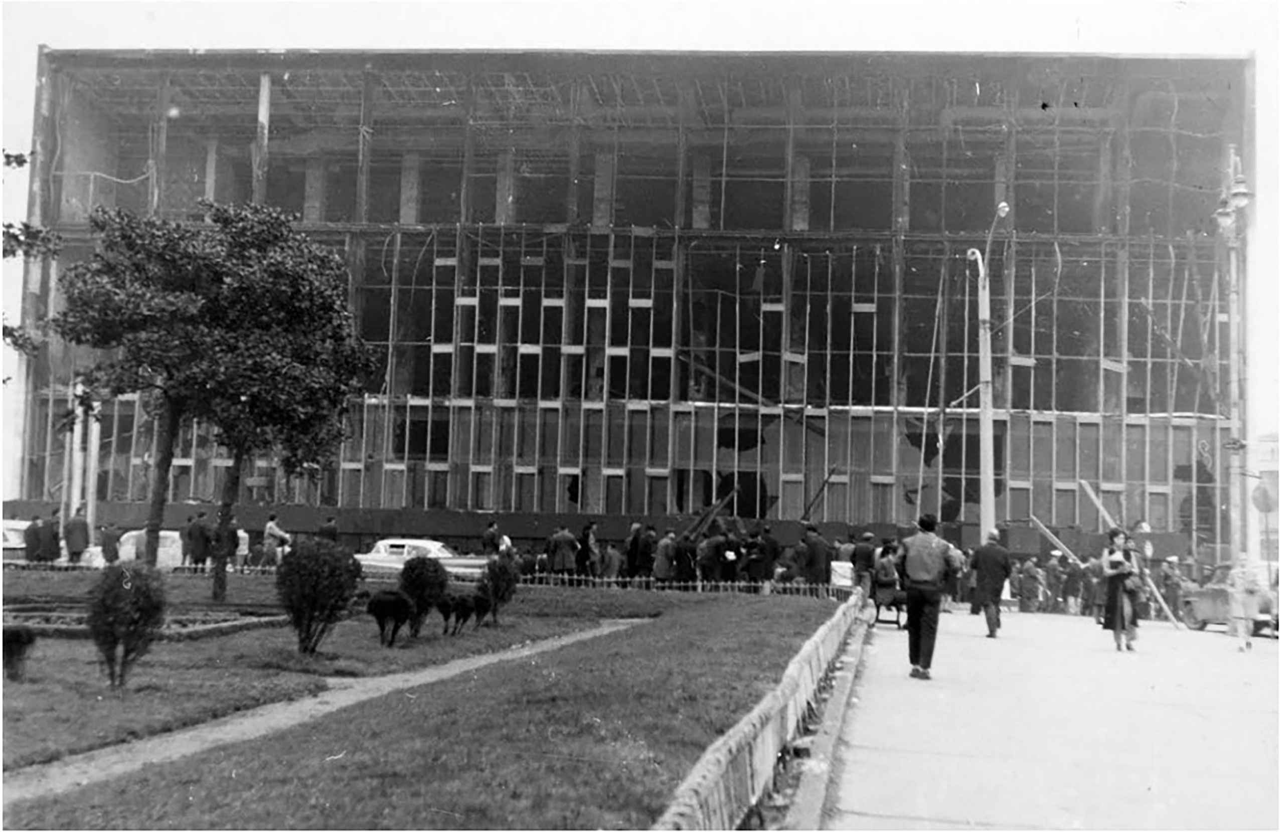 Resim 5. İstanbul Kültür Sarayı yangın sonrası, 28 Kasım 1970 (URL-4).Image 5. Istanbul Culture Palace after the fire, 28 November 1970 (URL-4).