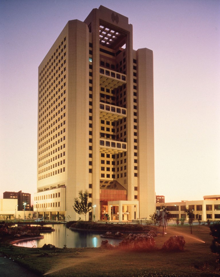 Resim 3. İşlevden doğan bir mimarlık (Halk Bankası Genel Müdürlüğü, Ankara, 1991 (şimdi Hazine ve Dış Ticaret Müsteşarlığı).