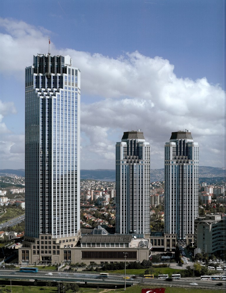 Resim 7. Konumunun ilham ettiği bir mimarlık (İş Bankası Genel Müdürlüğü, Levent, İstanbul, 1993). 