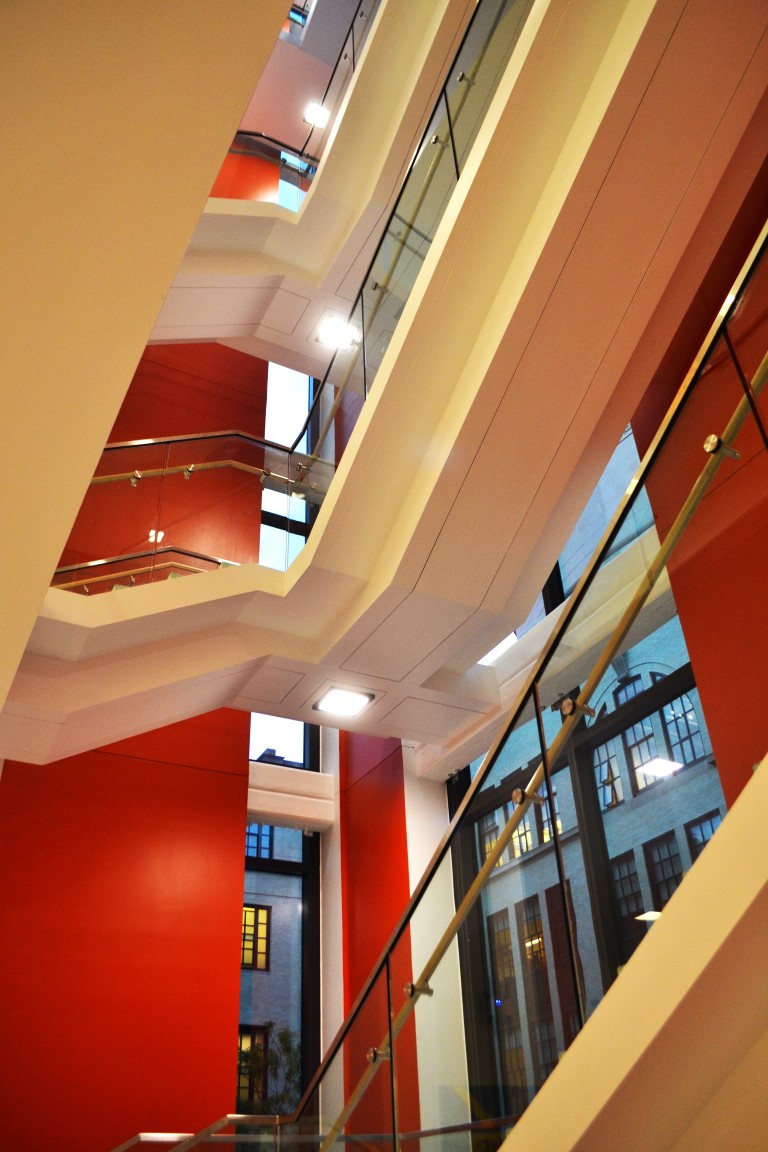 Resim  17. MIT.Nano Binası merdivenlerinden bir görünüm, Cambridge, Massachusetts, USA. (Fotoğraf: Dr. Meral Ekincioğlu).Image 17.A view from the staircase at the MIT Nano Building, Cambridge, MA, US. (Photo: Dr. Meral Ekincioglu).