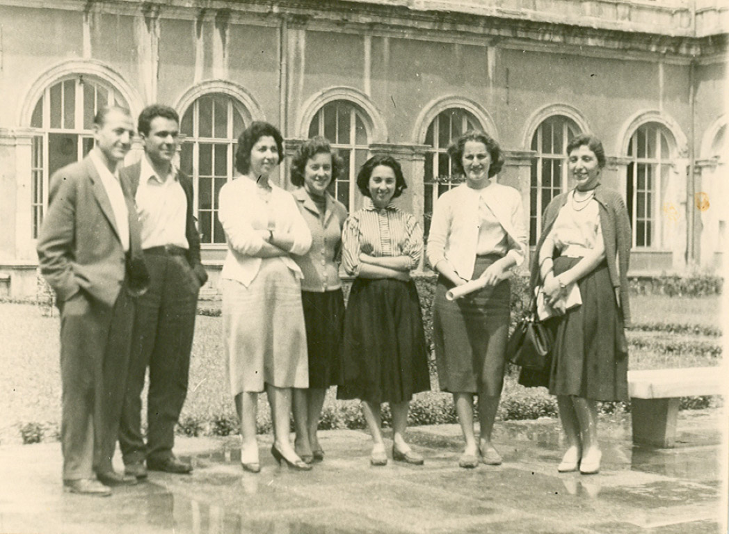Resim 5. Mimarlık öğrencilerinden bir grup, Taşkışla 1958. Soldan sağa : Atilla Erbuğ, Doğan Hasol, Güngör Nalçacı (Aydoslu), Yaprak Ataman (Karlıdağ), Yıldız Sey, Hayzuran Yunt (Hasol), Oya Oktav (Bekiroğlu).