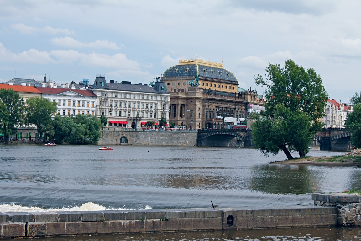 Resim 12. Vitava Nehri kenarındaki Prag Ulusal Tiyatro Binası, kentin en önemli kültür odaklarından biridir.
