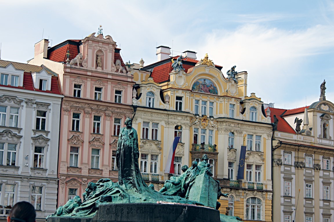 Resim 2. Eski kent merkezinde yer alan kentin en önemli meydanında Gotik mimarlığın yanısıra Komünist döneme ait bir heykel ile de karşılaşmak mümkündür. 