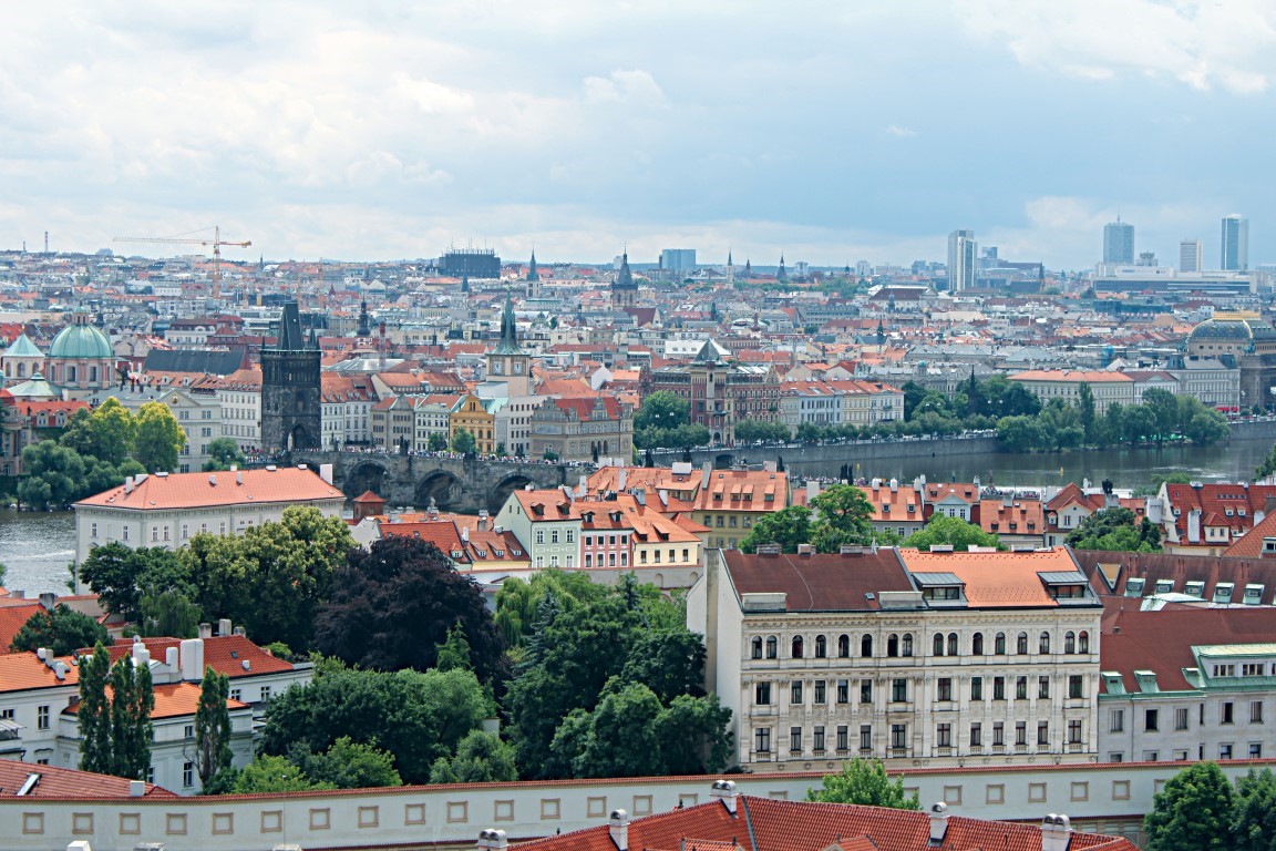 Resim 5. Prag kentinde eski kent merkezi çevresinde yapılan restorasyon çalışmaları geniş bir alana yayılmıştır. Tarihi merkezin yaklaşık olarak tamamının restore edilmiş olması kentte kültür turizminin gelişimine önemli katkı sağlamıştır. 