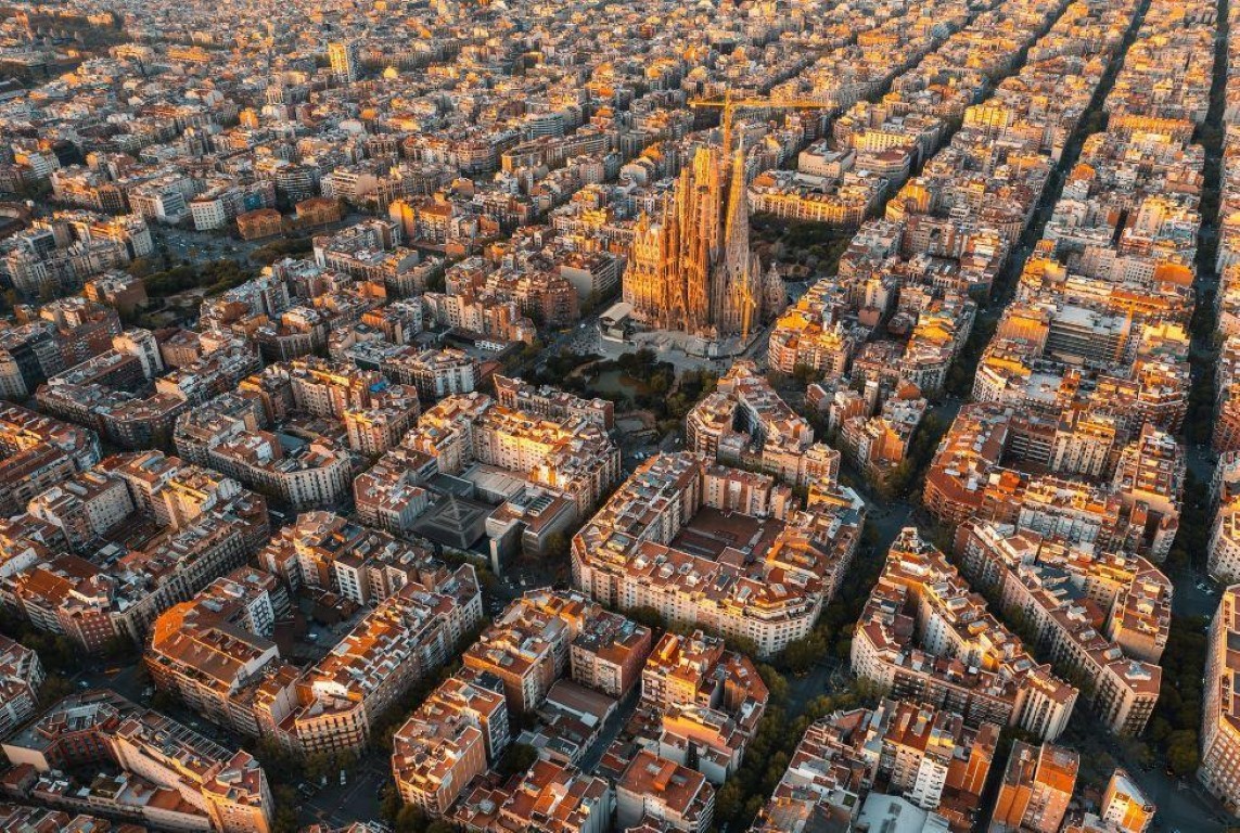 Resim 5. Bitişik nizam avlulu bloklardan oluşan Barselona kent dokusu.