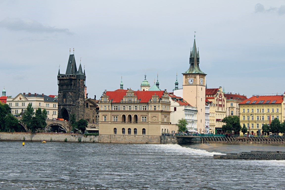 Resim 7. Kent, kuleleri ve tarihi mirası ile özellikle Vitava nehri kenarında çok özel kentsel görünümler sunmaktadır.