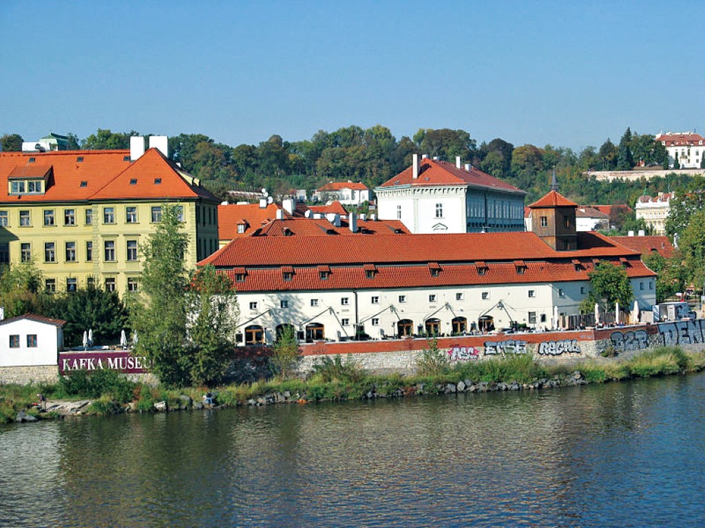 Resim 8. Çok sayıda ziyaretçisi olan ve kültür endüstrisi kapsamında Prag’ın simgelerinden birisi haline getirilmiş olan Kafka Müzesi. 