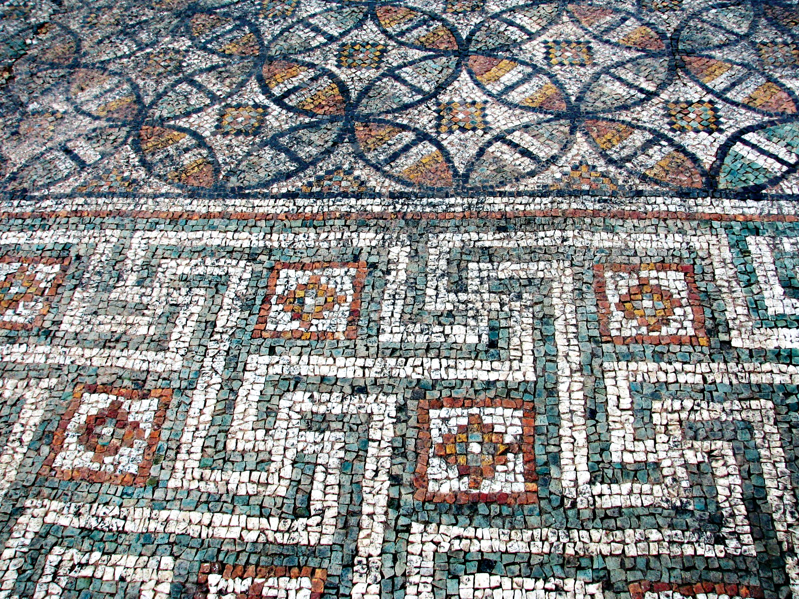Resim 9. Hisartepenin güney yamacında 2011 yılında bulunan Roma Dönemi (230 m2) taban mozaiği ayrıntısı. (Bolu Taşınmaz Kültür Varlıkları Envanteri, Bolu Valiliği-İl Kültür Turizm Müd.).