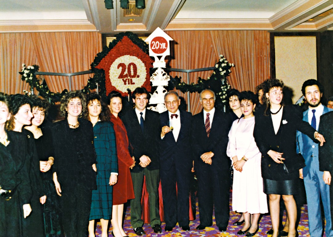 20. Kuruluş yılı kutlaması, YEM çalışanları ile kuruculardan Ruhi Kafesçioğlu ve Doğan Hasol, İstanbul Hilton Oteli, 1988. 