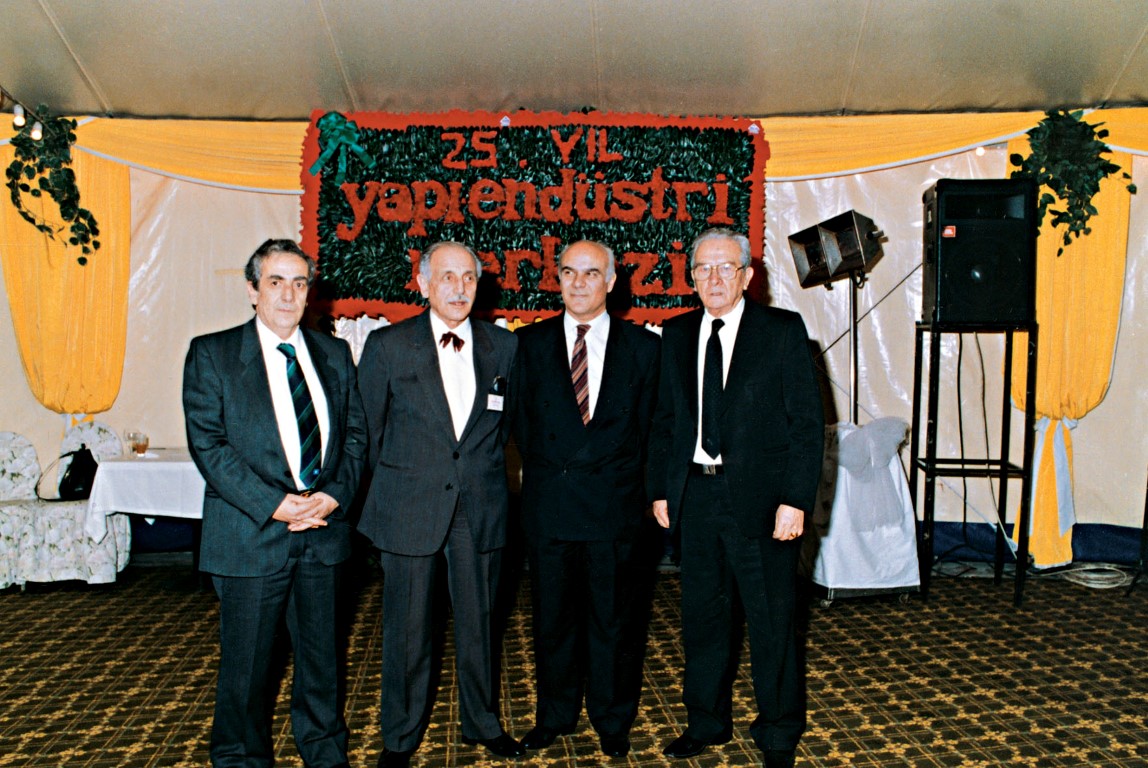 25. kuruluş yıldönümü kutlamasında kuruculardan dördü. Soldan sağa: Erdal Müldür, Ruhi Kafesçioğlu, Doğan Hasol, İzzettin Somer, İstanbul, 1993. 