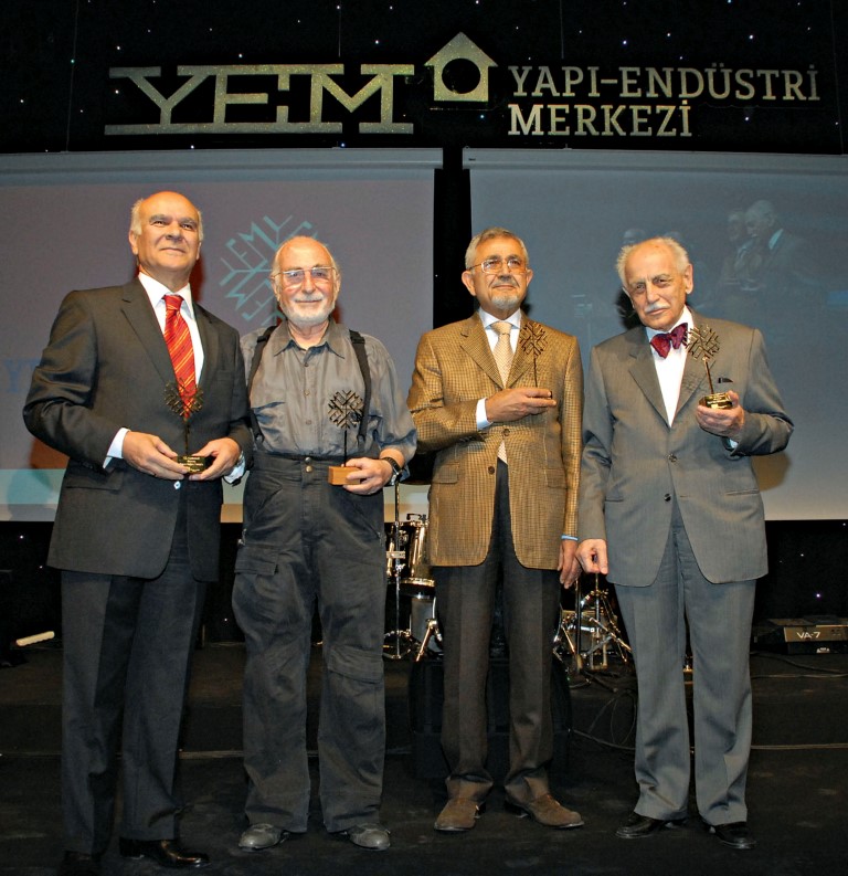 YEM’in kurucularından dördü. Soldan sağa:  Doğan Hasol, Yılmaz Zenger, Turhan Uyaroğlu, Ruhi Kafesçioğlu, 2008. 