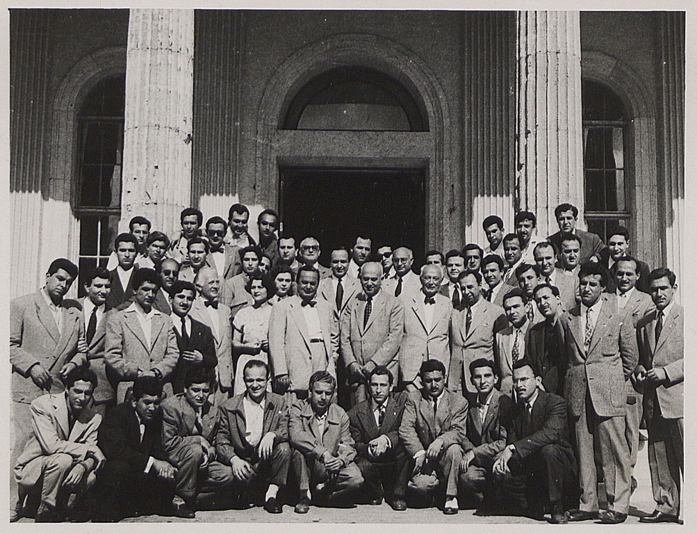 İstanbul Teknik Üniversitesi Mimarlık Fakültesi öğrencileri ve öğretim üyeleri Taşkışla önünde, 1950’lerSalt Araştırma, Mimarlık ve Tasarım Arşivi 