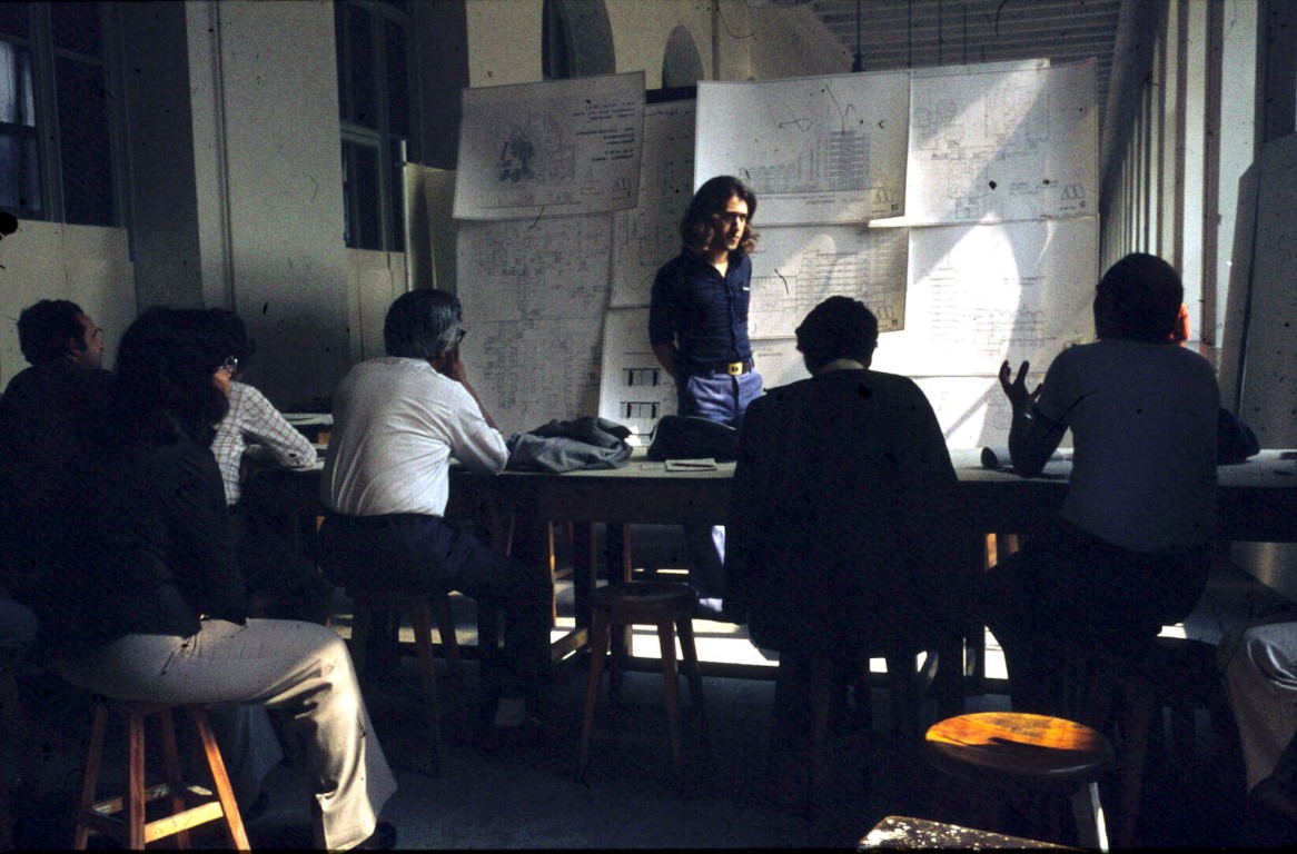 İstanbul Teknik Üniversitesi Mimarlık Fakültesi’nde bir proje dersi jürisi, 1980’lerSalt Araştırma, Harika-Kemali Söylemezoğlu Arşivi 