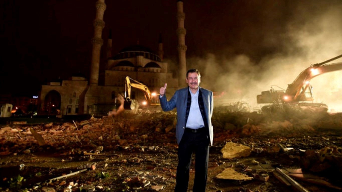 Yıkıntılar üzerinde dönemin Ankara Büyükşehir Belediyesi Başkanı M. Gökçek