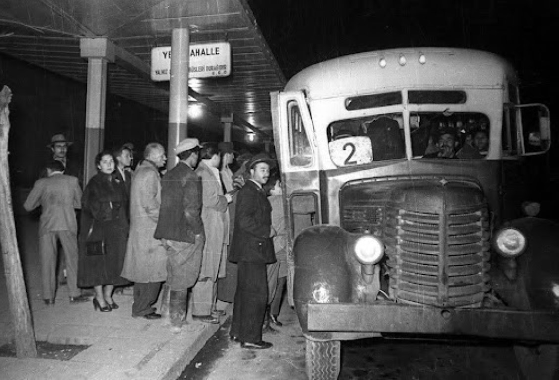 Ankara’nın “2” numaralı otobüs hattı 1961’de alınan İtalyan Ansaldo troleybüslerinden önceki otobüs.