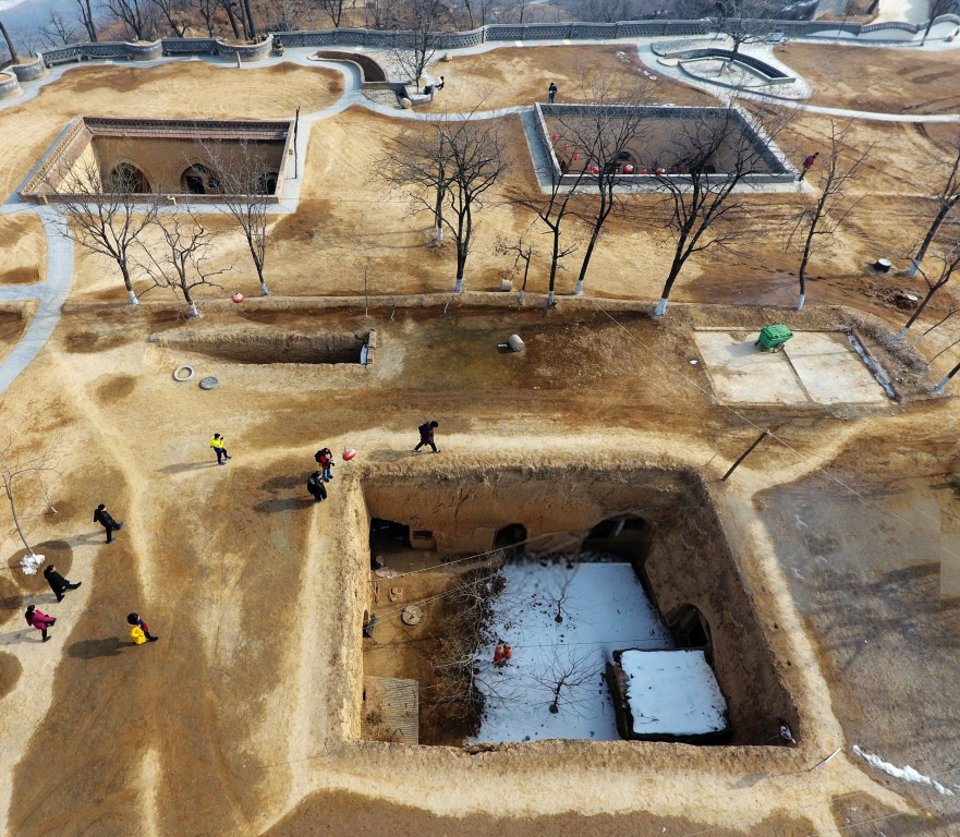 Resim 1. Kuzey Çin’de yerel bir mimari olan yeraltı “yaodong” köyü  (URL-1) ve eğimli arazide yer alan tasarımı (Wu, 2016).Image 1. Underground “yaodong” village, a local architecture in Northern China (URL-1) and its design located on sloping land (Wu, 2016).