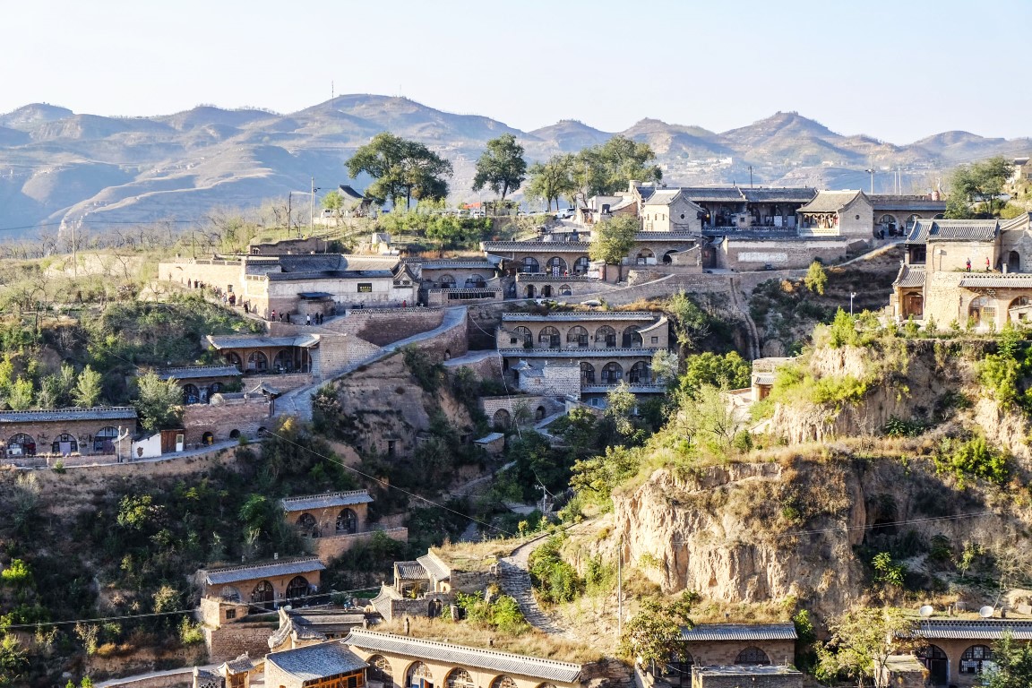 Resim 2. Kuzey Çin’de yerel bir mimari olan yeraltı “yaodong” köyü  (URL-1) ve eğimli arazide yer alan tasarımı (Wu, 2016).Image 2. Underground “yaodong” village, a local architecture in Northern China (URL-1) and its design located on sloping land (Wu, 2016).