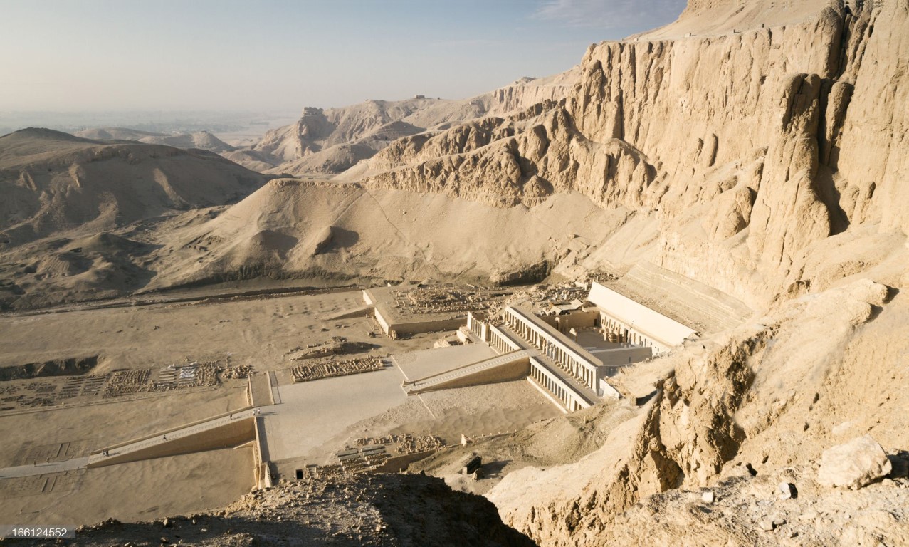 Resim 5. Hatshepsut Tapınağı, Nil’in batı kıyısındaki kayalıkların yontulmasıyla oluşturulmuş topoğrafya ile uyumu. (URL-2).Image 5. Hatshepsut Temple, in harmony with the topography created by carving the rocks on the west coast of the Nile (URL-2).